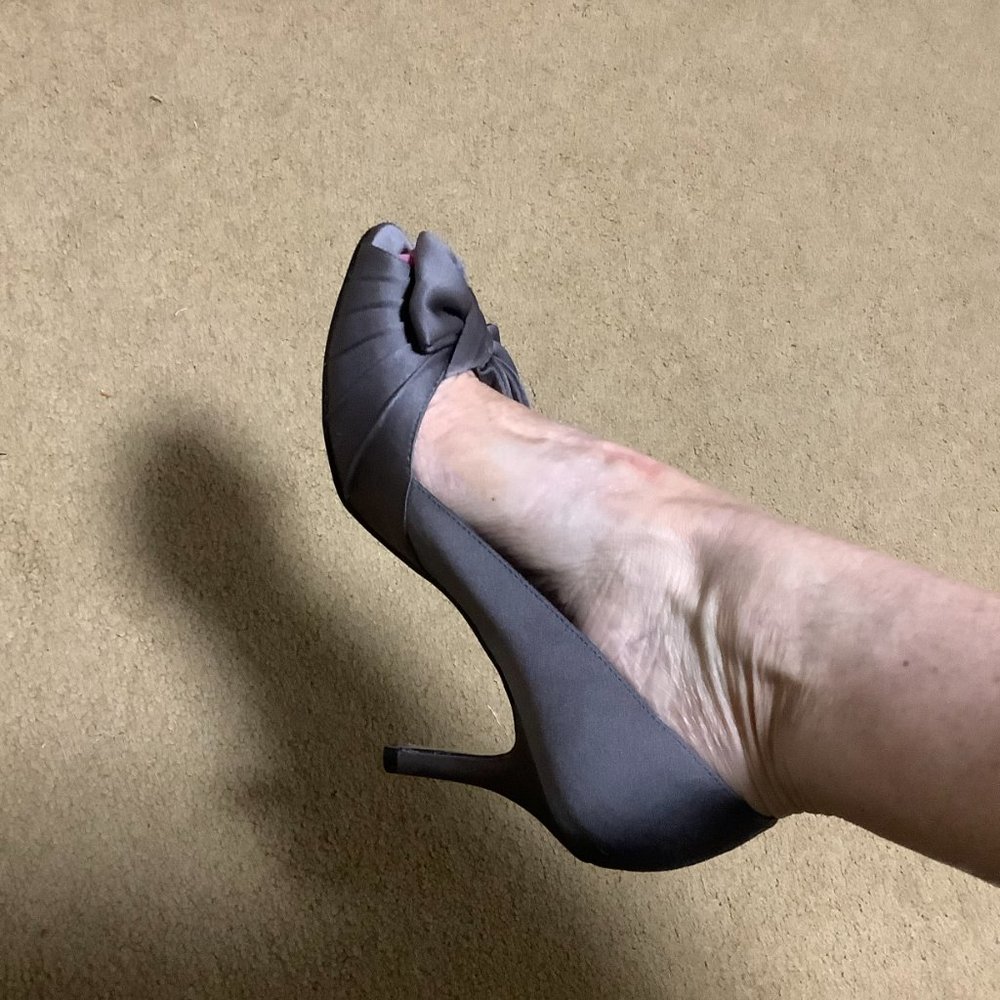 Nina Forbes Satin Peep Toe Shoes, Steel Luster, Size 5 - Picture 2 of 8